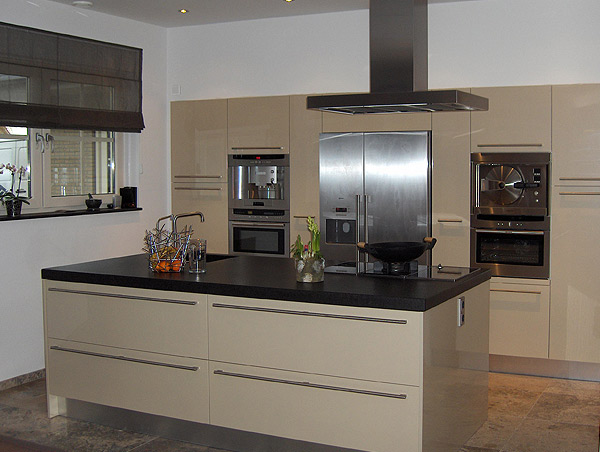 Snaidero hoogglans metallic keuken geplaatst in Yerseke.