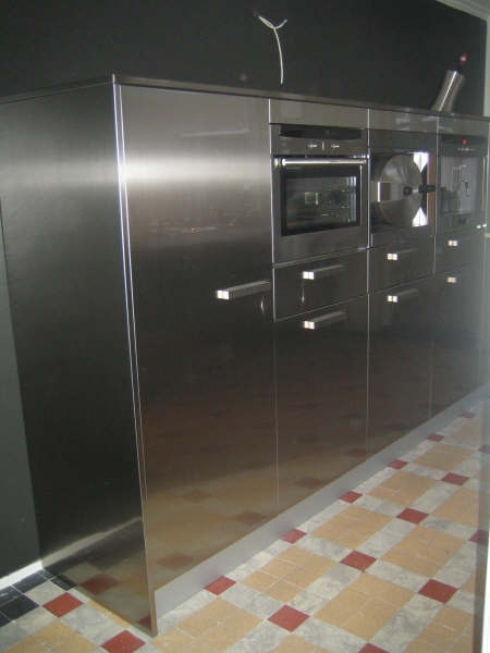 Onder de inbouwapparaten zijn lades gemaakt, handig de kop en schotels voor de Neff koffiemachine en dergelijke. De kasten zijn omkaderd met panelen in hetzelfde rvs materiaal van Snaidero Tecnica. Op de rvs deuren heeft Niklas de QM greep gemonteerd (die eigenlijk bij de Snaidero Sistema Zeta hoort).