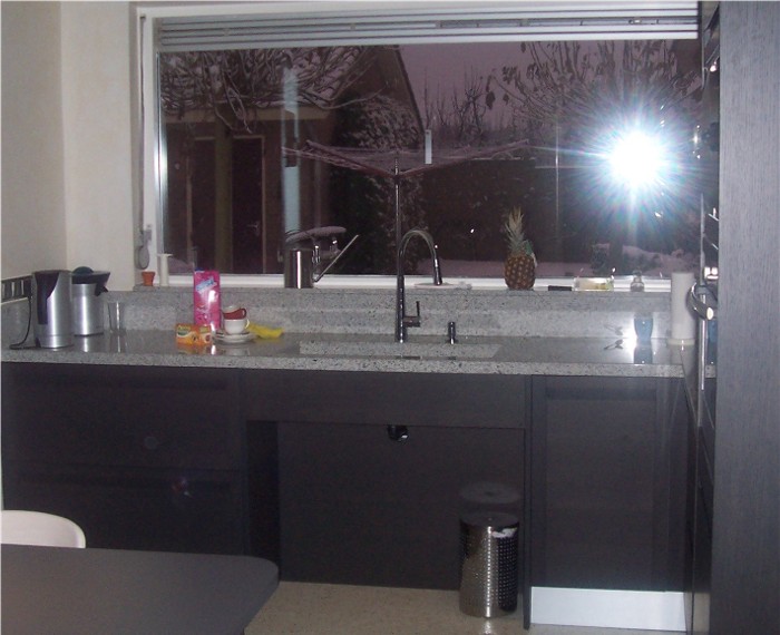 Snaidero Terra met wit graniet aanrecht. Deze Italiaanse design keuken is uitgevoerd met een massief houten frame op de deur.