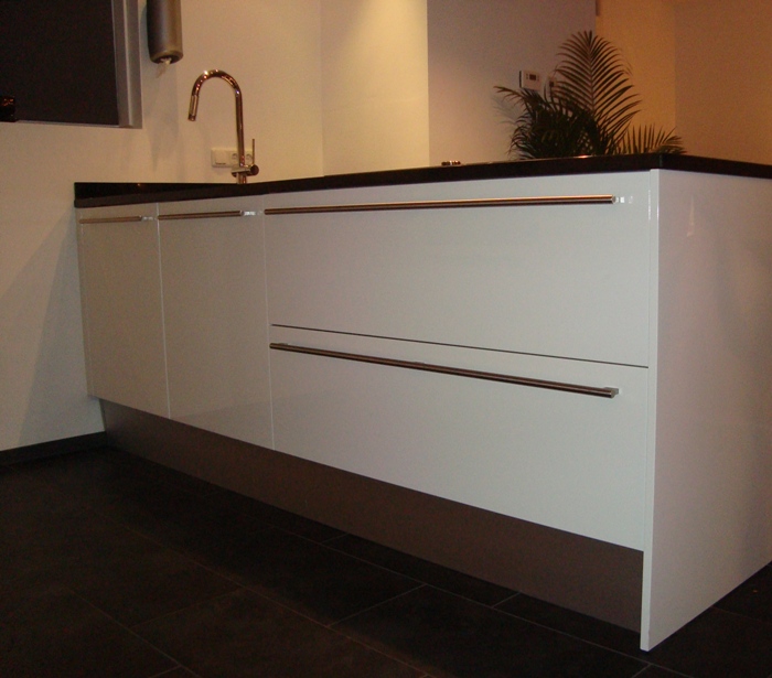 Het eiland van deze Snaidero keuken is voorzien van handige lades onder de inductiekookplaat. De vaatwasser is tussen het spoelen en koken in gepland.