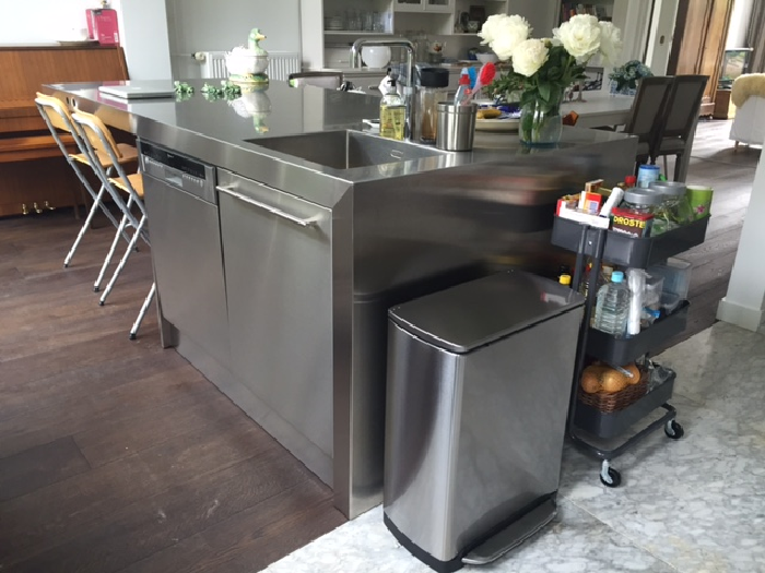 Op het eiland van de keuken is ook een zitgelegenheid gemaakt.
