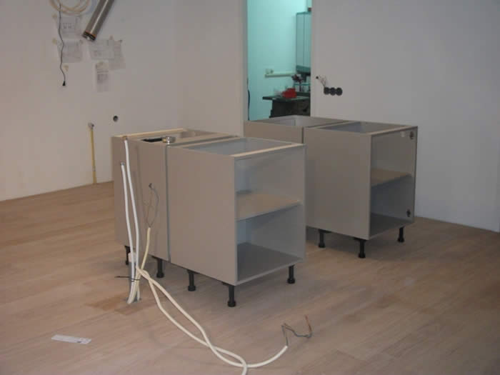 De onderbouw voor het keuken eiland wordt opgesteld.