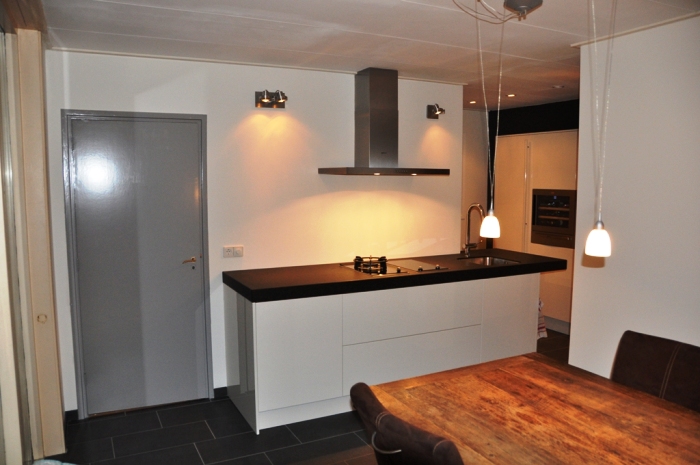Deze Snaidero keuken is in wit hoogglans lak gemaakt. De kleur heet Bianco Luce.