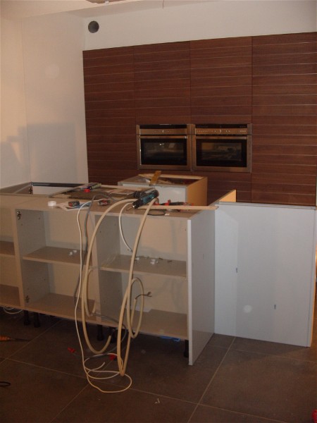 In de hoge kastenwand zijn twee ovens gemonteerd, is wel zo handig als je twee dingen tegelijk klaar wilt maken.