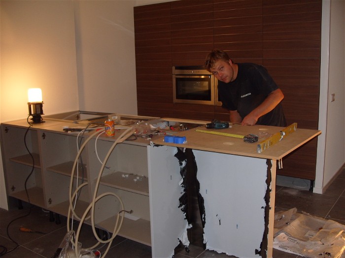 Op de roestvrijstalen deuren zit beschermfolie, dit blijft er tijdens de montage dus nog even op zitten.