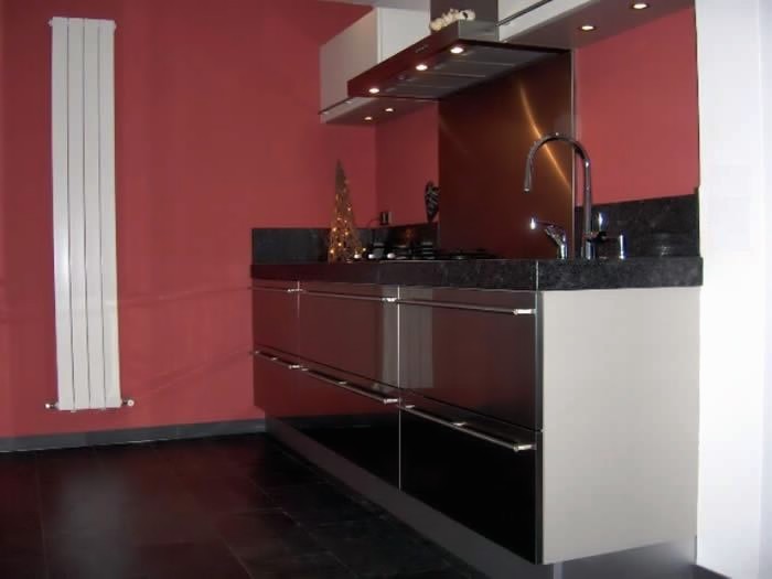 De onderkasten van deze Snaidero keuken zijn uitgevoerd in het Tecnica pakket. Dit zijn roestvrijstaal gelakte deuren van bijzonder hoogwaardige kwaliteit.
