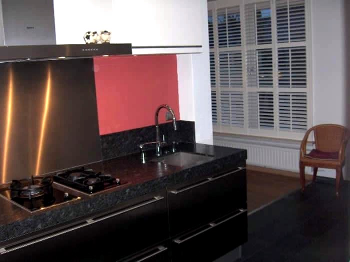 De mengkraan van deze keuken is uitgevoerd met ge&iuml;ntegreerd licht. De kleur van de lichtstraal geeft de temperatuur aan van het water wat er uit komt.