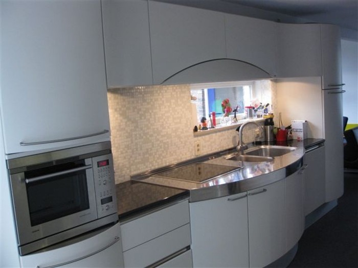 De Snaidero Ola keuken gezien vanaf de andere kant. In de hoge kast links zit de Siemens combi magnetron (zat er al in).