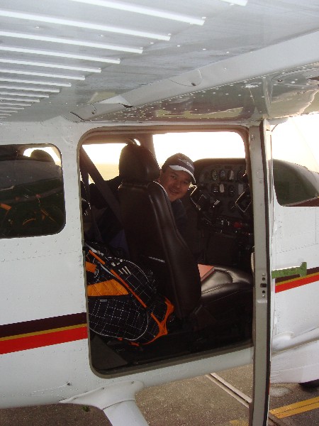 Fred van Norden maakt hier de PH-HLI klaar voor vertrek op Midden Zeeland.