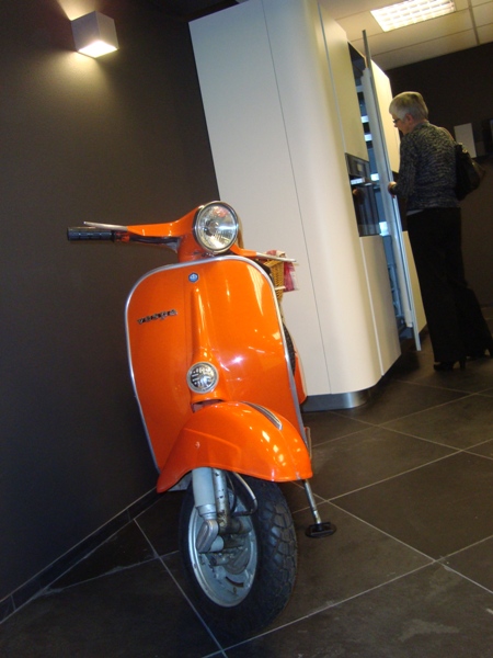 De scooter van Pieter tijdens de open huis dagen van de Snaidero Concept Store.