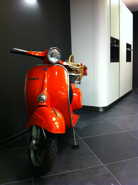 Bij de Snaidero Ola 20 keuken hadden we ook een hele leuke Vespa scooter staan.