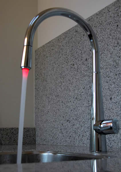 De kraan geeft rood licht bij warm water.