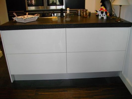 Inmiddels de woning van klant verkocht. De nieuwe eigenaar heeft het Snaidero kook eiland inmiddels door ons laten aanpassen met ladekasten voorzien van automatische electrische opening.