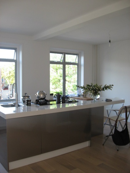 Het Snaidero model Tecnica is een tijdloze deur voor een keuken en past zodoende ook goed in een wat minder jonge woning als deze.