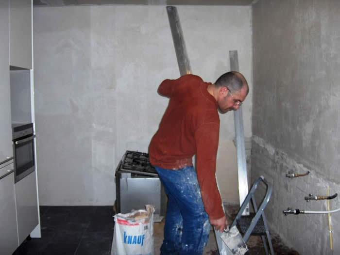 Arnold hier aan de slag met het stucwerk.