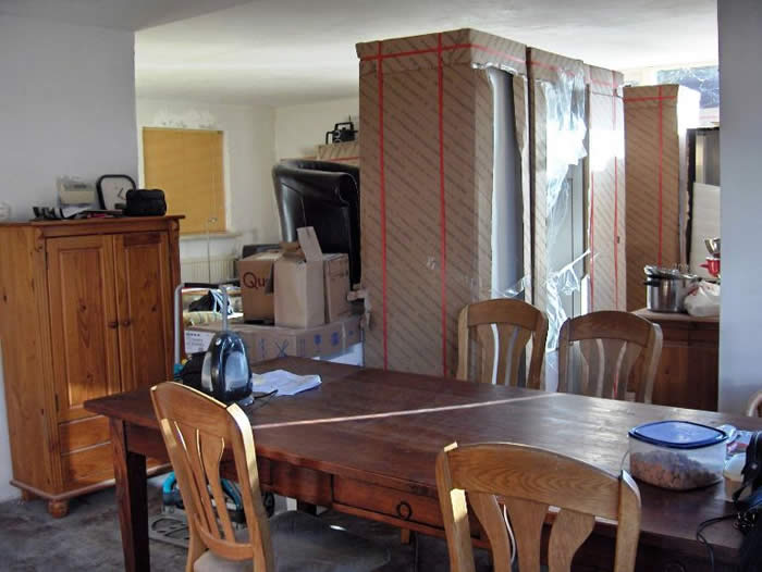 De keuken is nu bezorgd. Het huis staat nu echt vol.