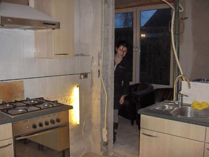De oude keuken van klant staat er hier nog gedeeltelijk in.