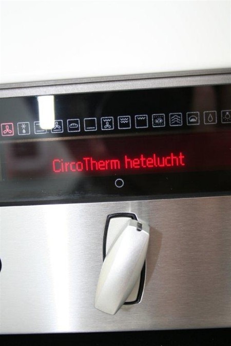 Detail van de Neff oven die bij deze klant is ingebouwd. Het gaat om de Neff B46E74N0 Hide&Slide oven.
