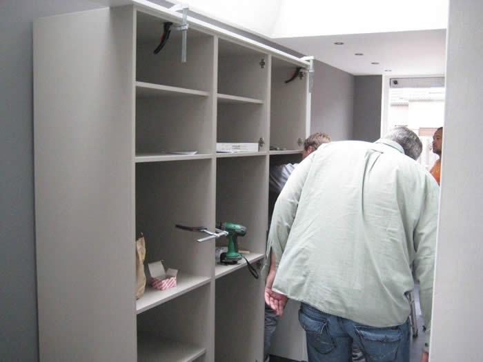 De Neff combi magnetron komt helemaal rechts in de wand met hoge kasten (boven de Neff verhoogd ingebouwde vaatwasser).