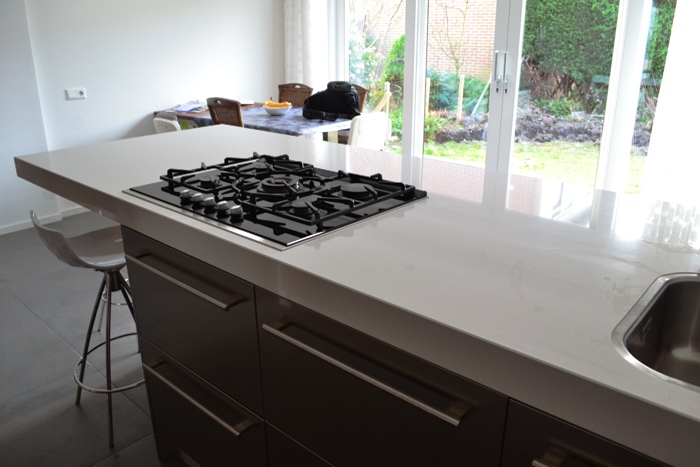 Aan de kookzijde van het eiland zijn lades gemonteerd, tussen het koken en spoelen in zit dan weer de ingebouwde vaatwasser.