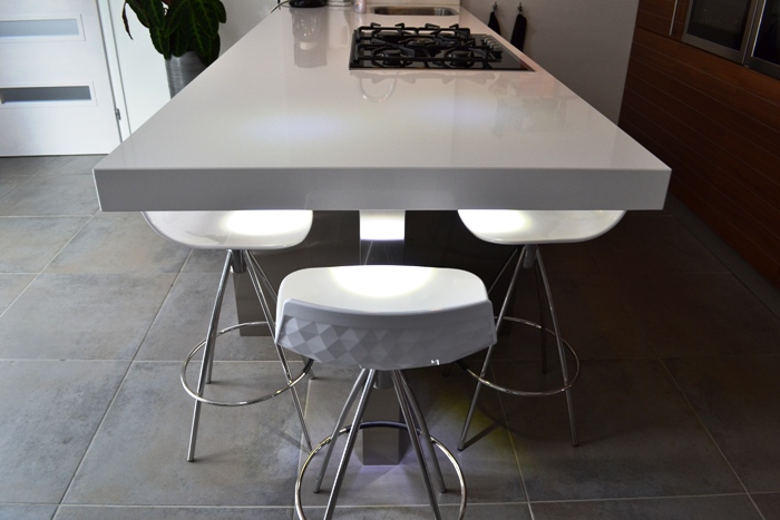 Onder het overhangend bladdeel van deze Snaidero keuken is LED verlichting aangebracht. Is vooral `s avonds gezellig.
