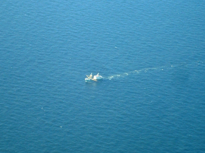 Boven de Noordzee komen we veel visserschepen tegen zoals dit Arnemuidse schip van de gebr. Marijs gefotografeerd vanuit de N2024.