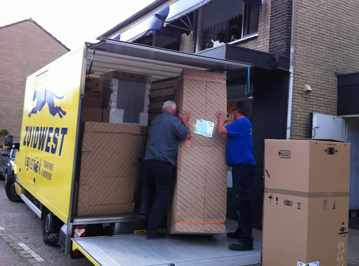 De nieuwe keuken wordt opgehaald door de transporteur bij de Snaidero showroom in Zeeland.