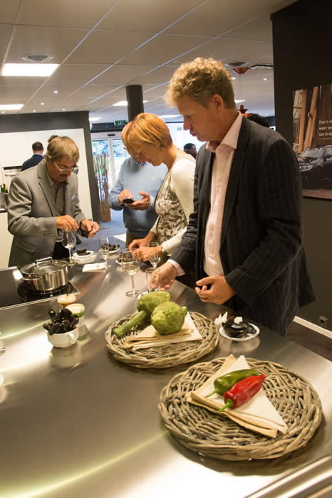 De wijn bij de mosselavond werd verzorgd door Ben van Velzen van v. Leerzem uit Middelburg.