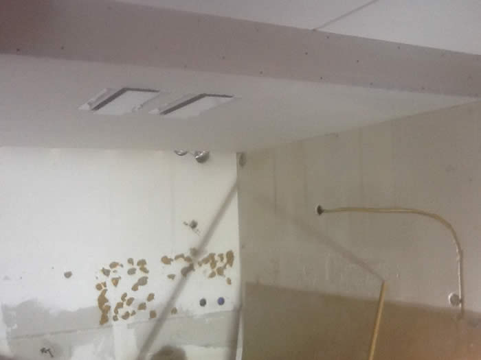 Het plafond zit er in met de ge&iuml;ntegreerde afzuigkap. Nu nog even stucadoren.